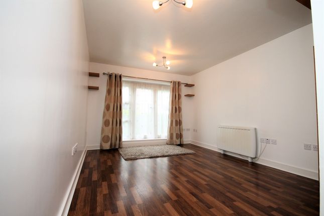 Flat to rent in Riverside Close, Romford