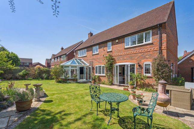 8 The Glebe, Aylesbury photo 2