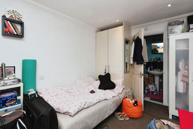 Flat 3, Greenbanks, 16, Cliddesden Road, Hampshire photo 3
