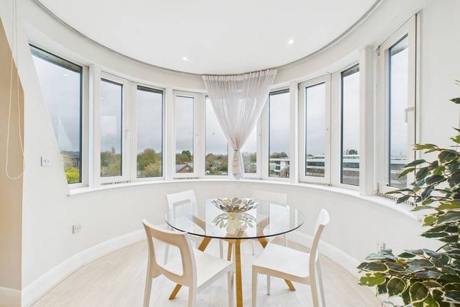 1-bed flat on 26,, Thames Edge Court, Staines-Upon-Thames, £299,999
