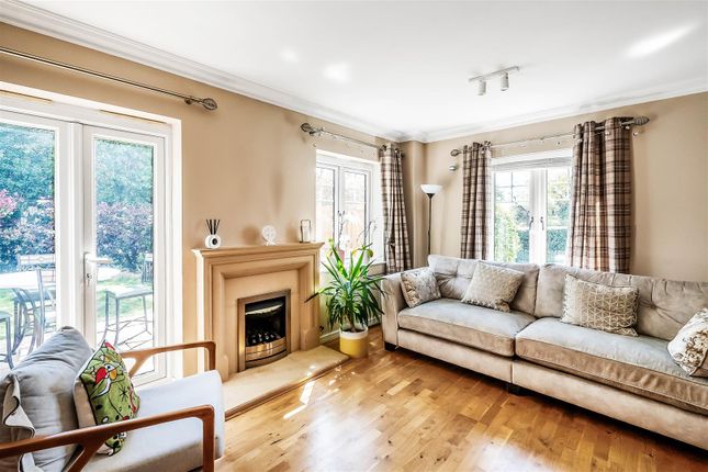 39, Halcyon Close, Leatherhead photo 3