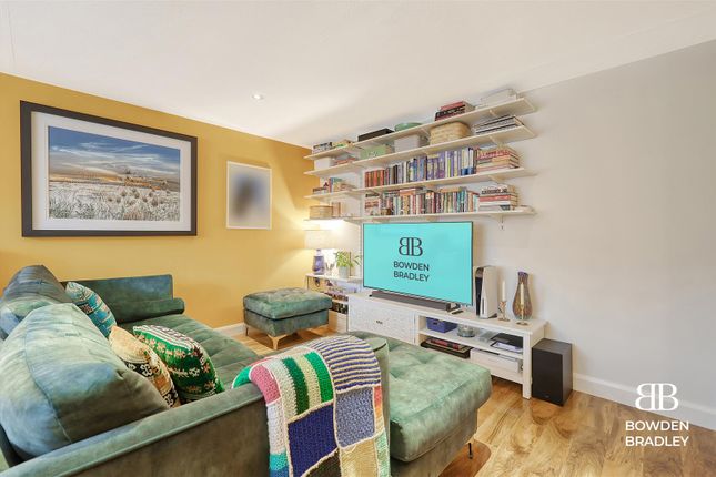 Flat for sale in Westbury Road, London