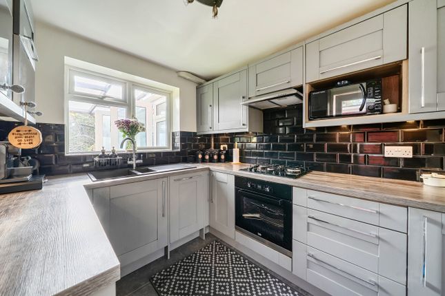 68, Priestwood Avenue, Berkshire photo 2