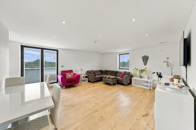 16B Hamlet Gate, High Road, London photo 2