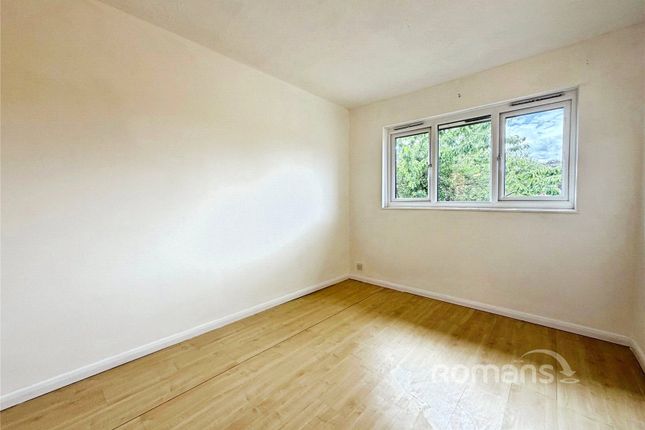 14, Escott Place, Chertsey photo 4