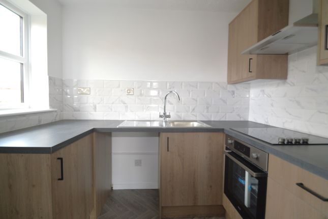 Flat to rent in Frobisher Road, Erith