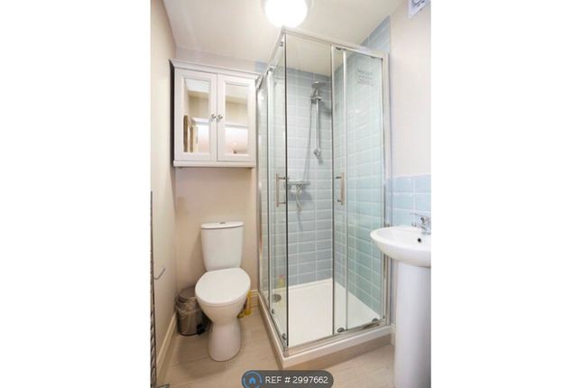 Flat, Rowan Court Garnies Close, London photo 2