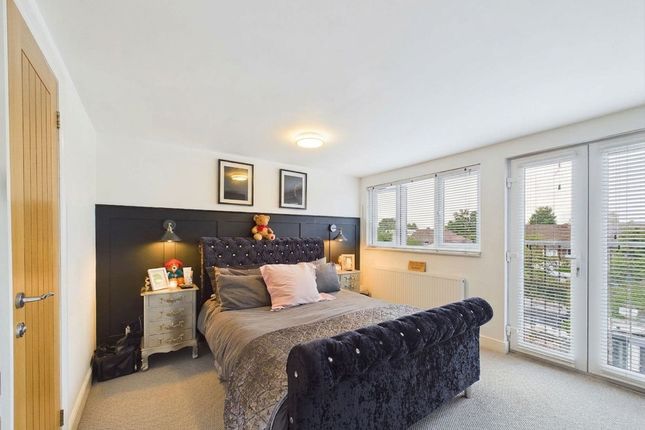 74 Chinnor Crescent, Greenford photo 4