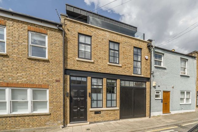 Thumbnail Terraced house to rent in Grove Mews, London