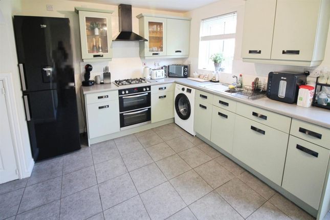 24, Castle Lodge Avenue, Leeds photo 4