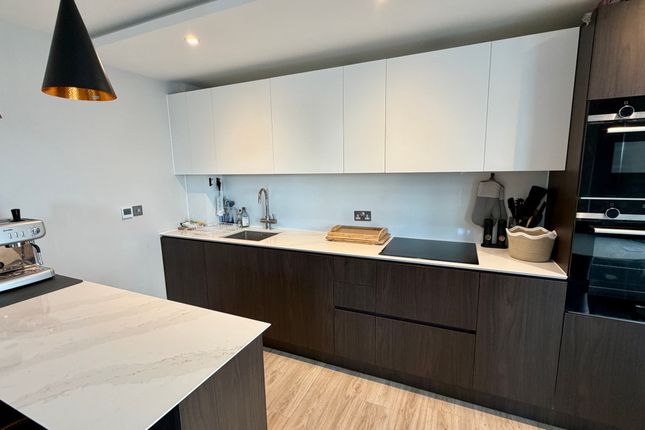 Flat 17, The Zero, 90-92, Edna Road, Raynes Park photo 5