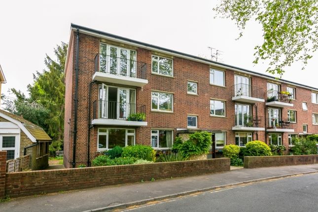 2 bed flat to rent in Quintock House, Broomfield Road, Kew, Richmond, Surrey TW9