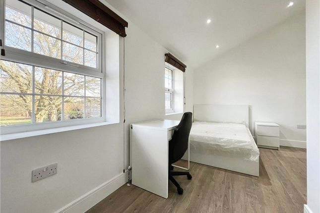 Room 5, 24, Kestrel Avenue, Surrey photo 2