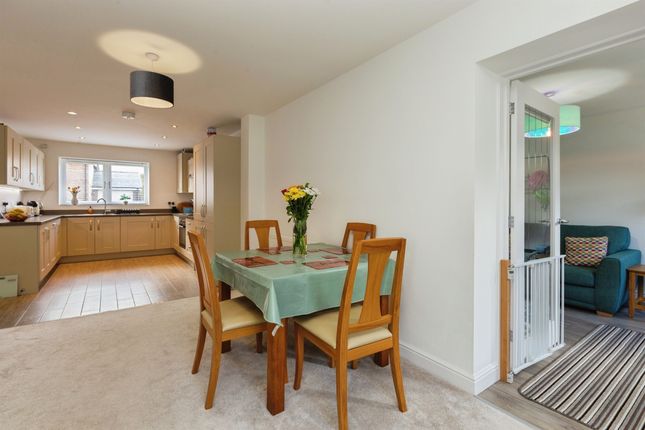 26, Elmwood Close, Aylesbury photo 4