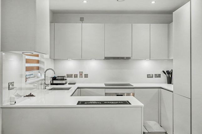 Flat Flat 8, 25, Lever Street, London photo 4