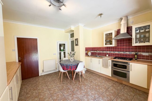 10 Langley Crescent, London photo 3