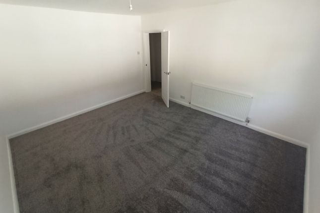 Flat to rent in Arncliffe Road, West Park, Leeds