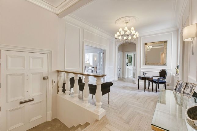 Flat 30, Wellington Court, London photo 3