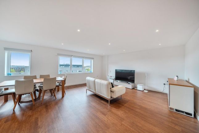 64, Royal Court, Stanmore photo 2
