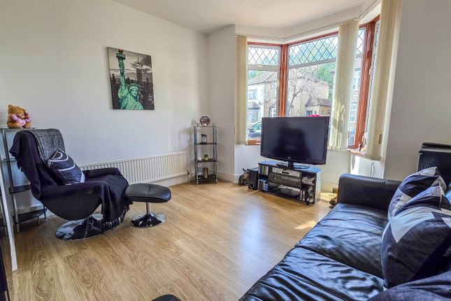 3, Longfield Avenue, Hornchurch photo 4