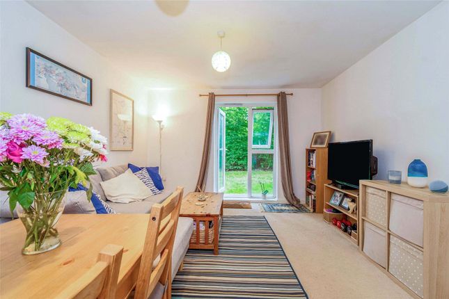 22, Lindoe Close, Hampshire photo 2