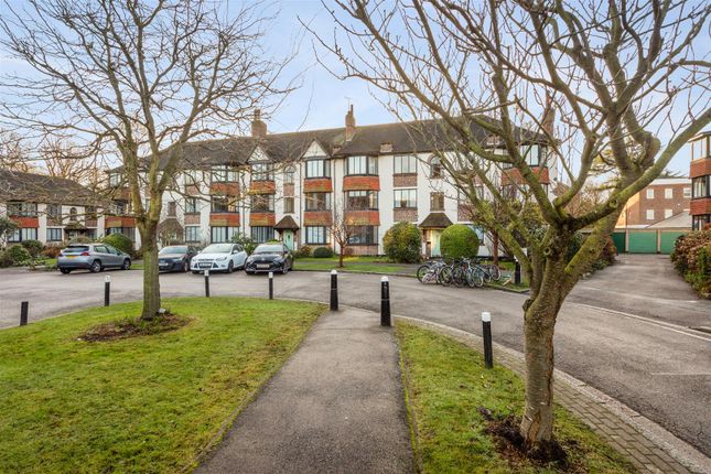 Flat for sale in Forest Court, London