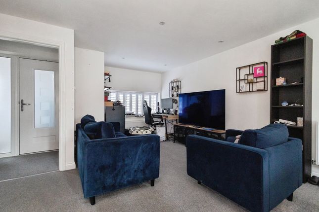 39, Yew Tree Lane, Greater Manchester photo 4