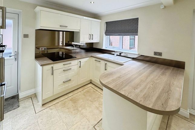 14, Paddock Close, South Yorkshire photo 3