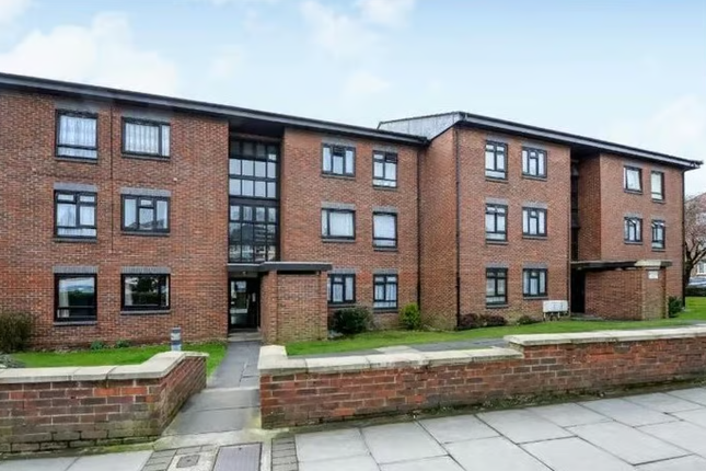 Thumbnail Flat to rent in Whitefriars Court, Friern Park, North Finchley