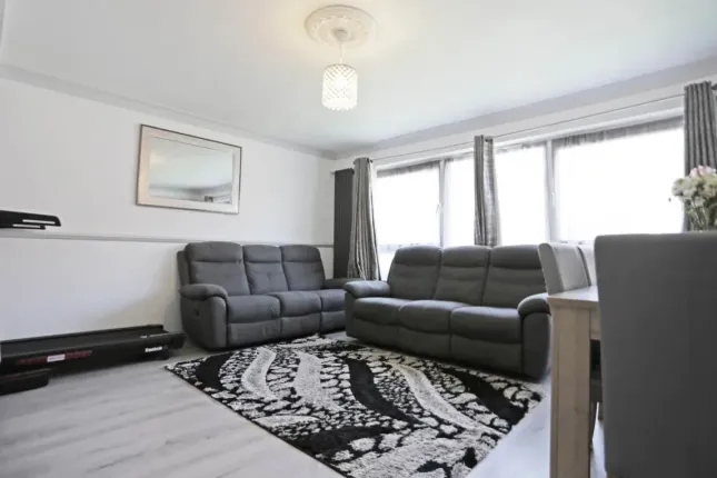 Dersingham Avenue, London photo 2
