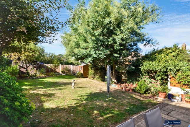 3 Nelwyn Avenue, Hornchurch photo 4