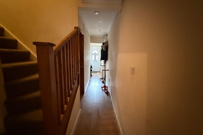 8A, Eastwood Road, Ilford photo 2