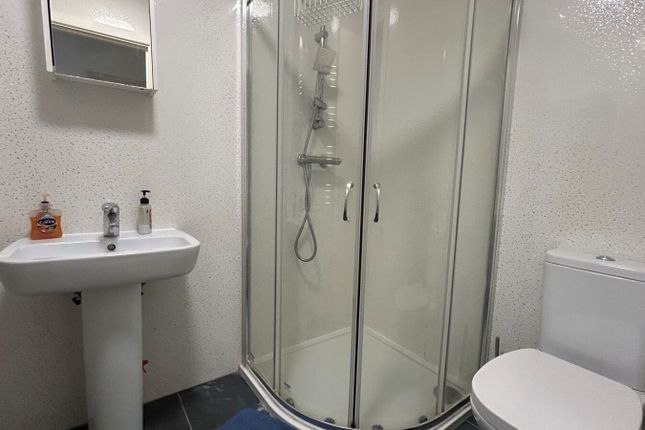 Room 1, 26, Winchester Road, Berkshire photo 4