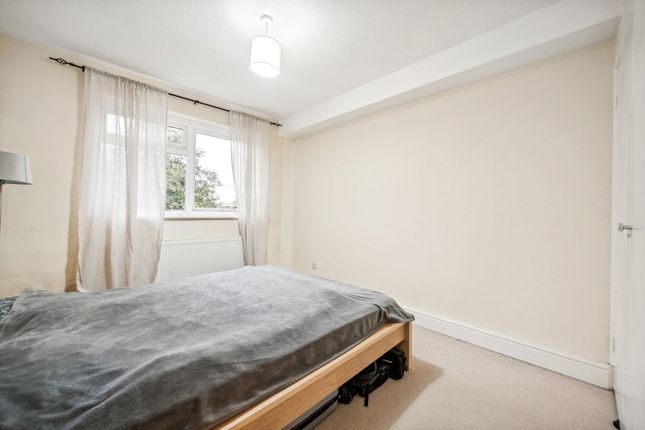 35, Rowan Close, London photo 2