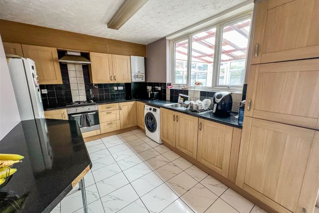 End terrace house for sale in Parlaunt Road, Langley, Slough