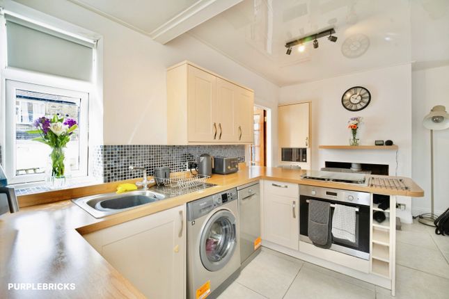 11, Deanstones Lane, Bradford photo 4