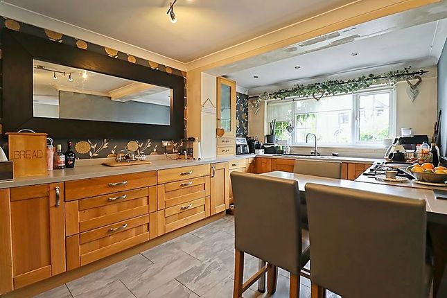 143, Hart Road, Thundersley photo 2