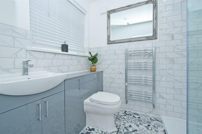38, Roundway, Stoke-On-Trent photo 4