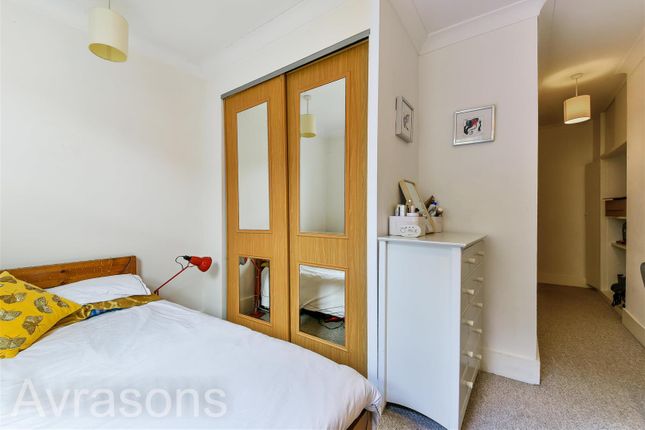 6 Handforth Road, London photo 4