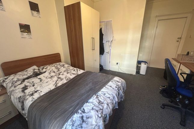 A Well-Maintained Double Bedroom Featuring A Spaci...