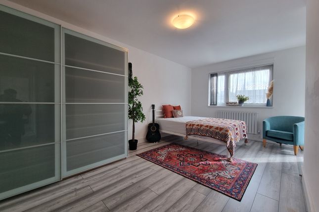 Flat to rent in Beaumont Square, London