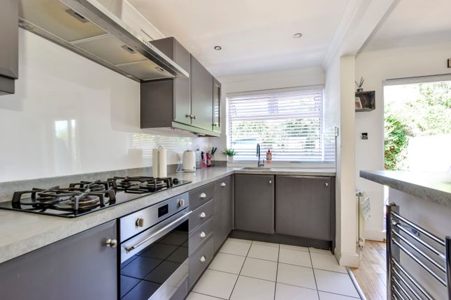19, Fourth Avenue, Watford photo 2