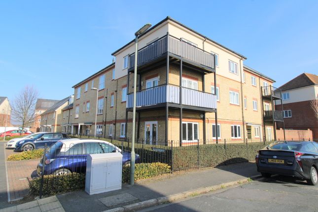Thumbnail Flat for sale in Holywell Way, Staines