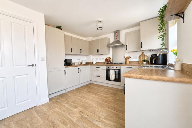 84, Manor Road, Newent photo 2