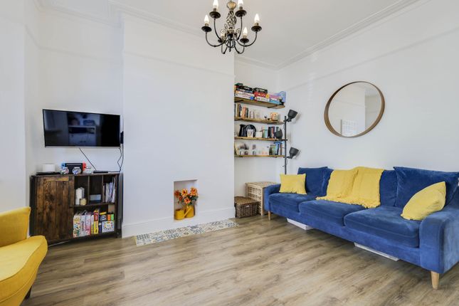 27, Woodlands Terrace, Pudsey photo 3