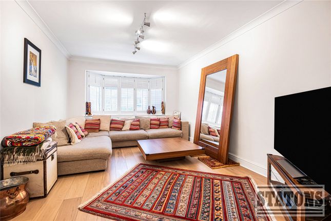 18, Courtleigh Avenue, Hertfordshire photo 4