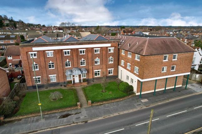 Thumbnail Flat for sale in Meadrow, Godalming