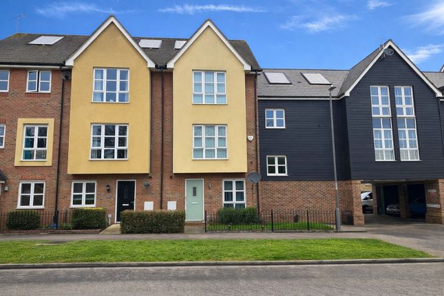 4-bed house on 19, Stadium Approach, Aylesbury, £400,000