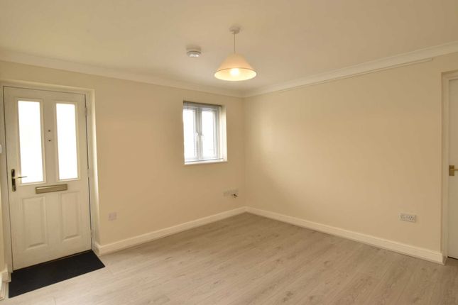 Flat to rent in King Edmund Square, Worcester