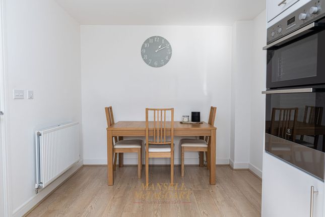 2 Geranium Close, Crawley photo 4